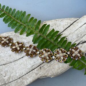 BANANA REPUBLIC GLASS STONE BRACELET.